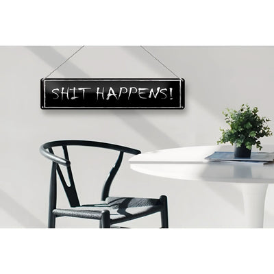 Schwarzes rechteckiges blechschild mit weißer kreideaufschrift shit happens zum aufhängen aus metall 46x10 cm