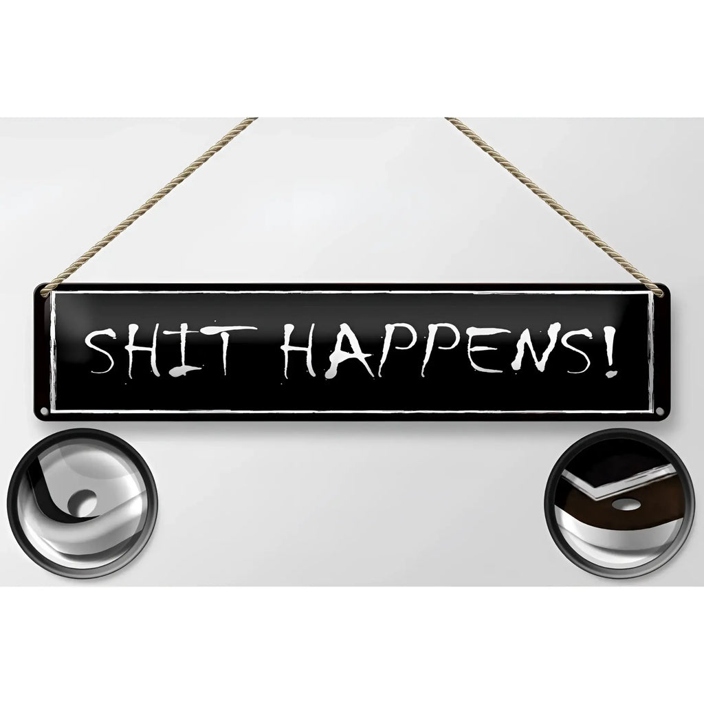 Schwarzes rechteckiges blechschild mit weißer kreideoptik schrift shit happens zum aufhängen aus metall 46x10 cm