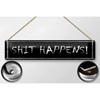 Schwarzes rechteckiges blechschild mit weißer kreideoptik schrift shit happens zum aufhängen aus metall 46x10 cm