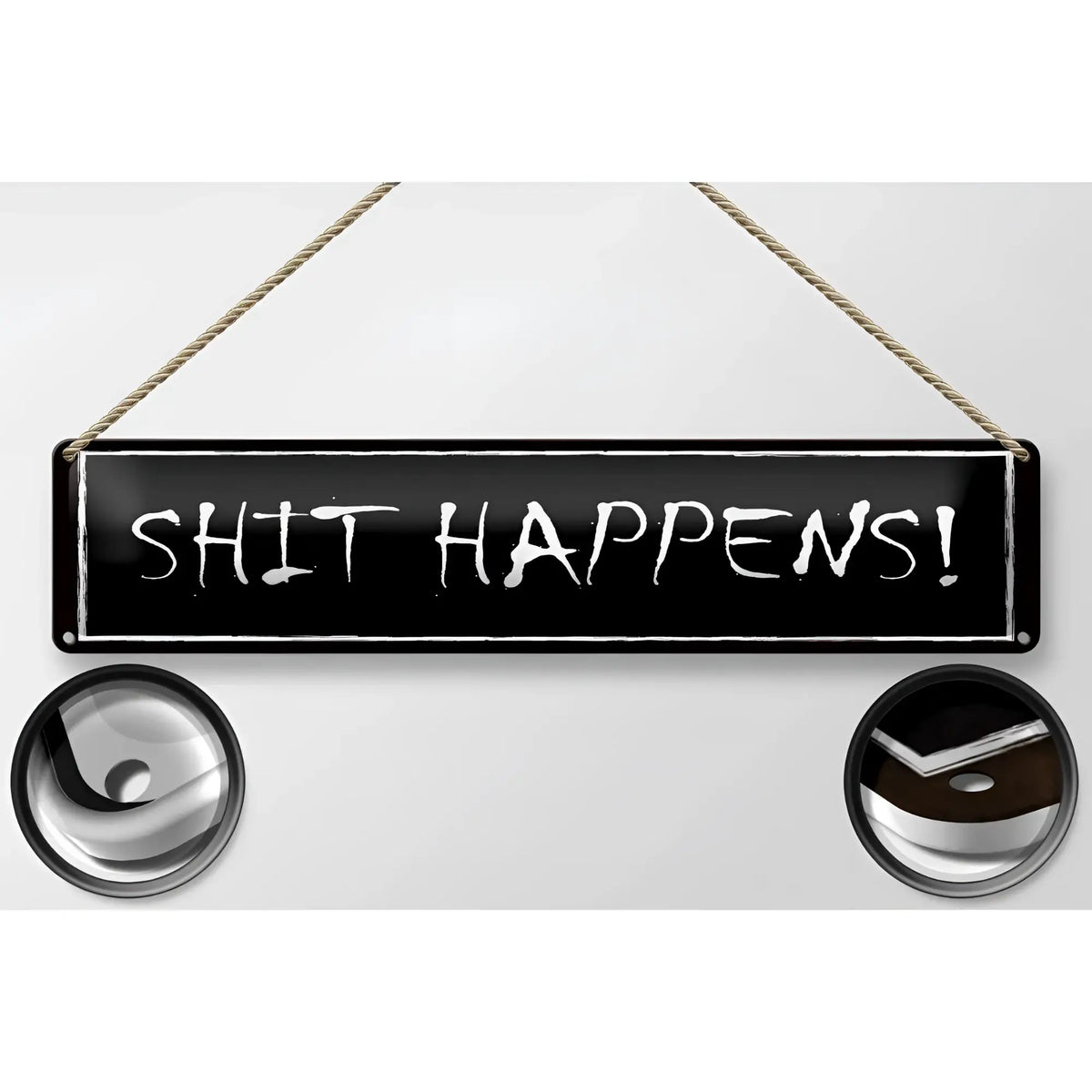 Schwarzes rechteckiges blechschild mit weißer kreideoptik schrift shit happens zum aufhängen aus metall 46x10 cm