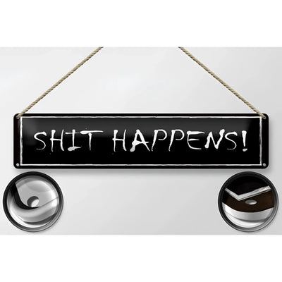 Schwarzes rechteckiges blechschild mit weißer kreideoptik schrift shit happens zum aufhängen aus metall 46x10 cm