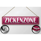 Ein maroonfarbenes blechschild 46x10 cm aus metall mit weißer aufschrift zickenzone eigene gefahr zum aufhängen