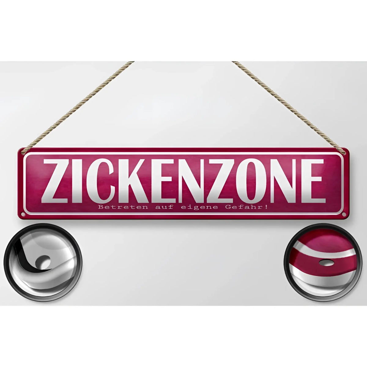 Ein maroonfarbenes blechschild 46x10 cm aus metall mit weißer aufschrift zickenzone eigene gefahr zum aufhängen