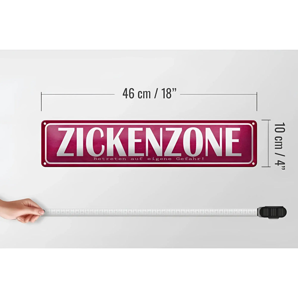 Maroonfarbenes blechschild 46x10 cm mit weißer zickenzone schrift und kleinem text für deko und warnung