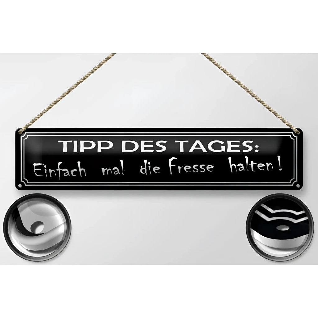 Schwarzes blechschild mit weißem spruch tipp des tages einfach mal die fresse halten und silberner verzierung