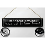 Schwarzes blechschild mit weißem spruch tipp des tages einfach mal die fresse halten und silberner verzierung