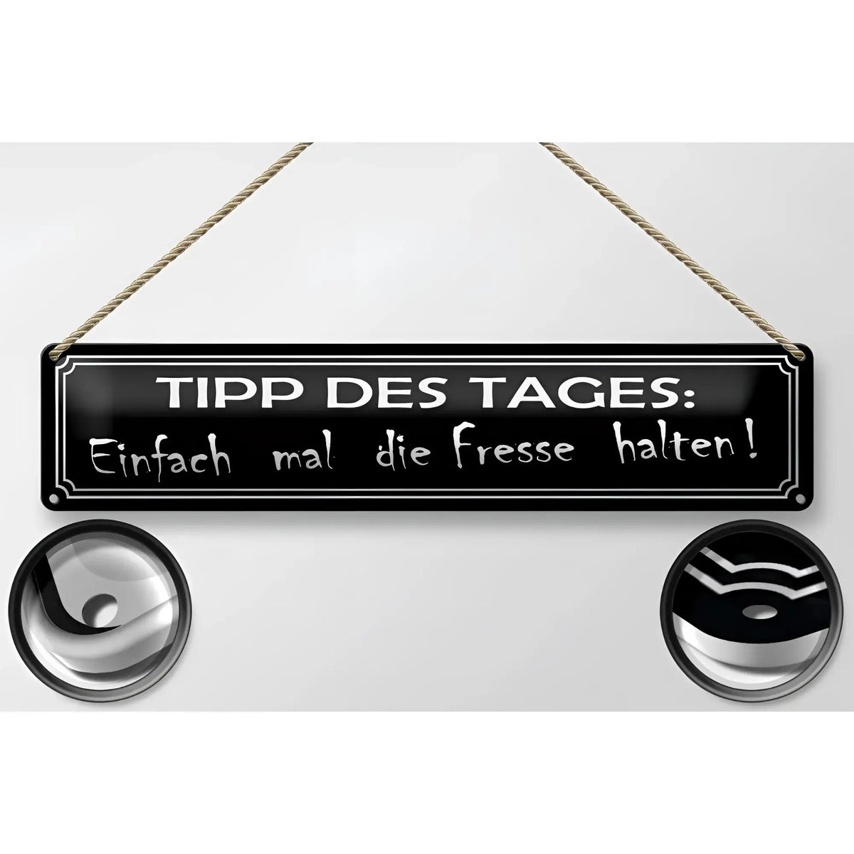 Schwarzes blechschild mit weißem spruch tipp des tages einfach mal die fresse halten und silberner verzierung