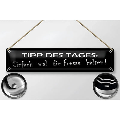 Schwarzes blechschild mit weißem spruch tipp des tages einfach mal die fresse halten und silberner verzierung