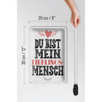Weißes rechteckiges blechschild mit vintage design und schwarzem rotem text du bist mein lieblingsmensch und herz mit flügeln