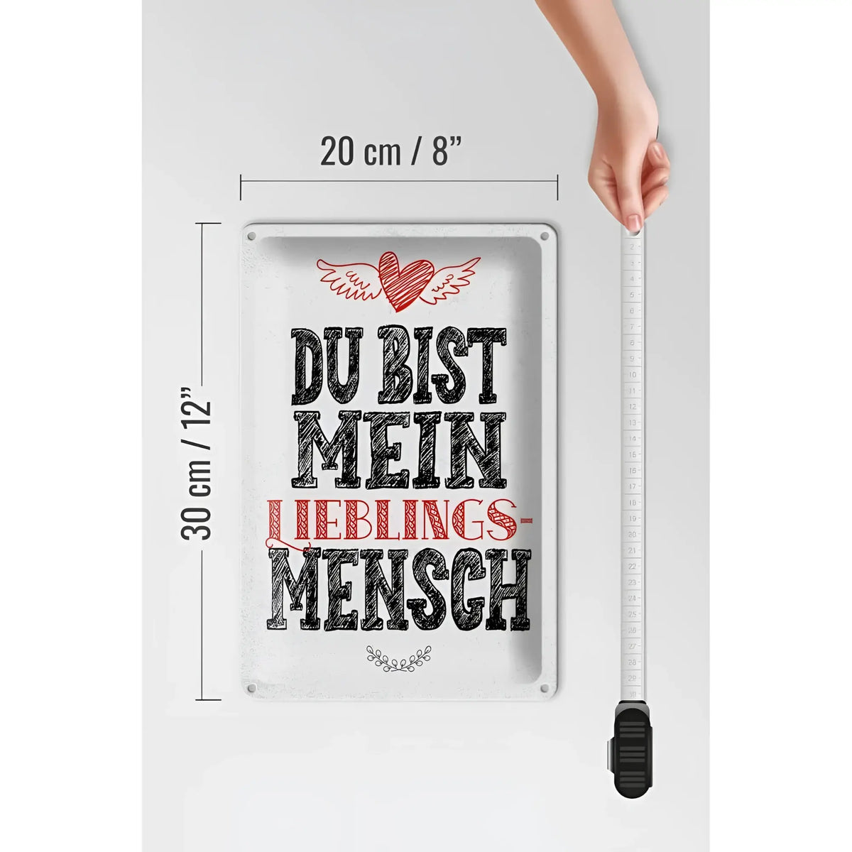 Weißes rechteckiges blechschild mit vintage design und schwarzem rotem text du bist mein lieblingsmensch und herz mit flügeln