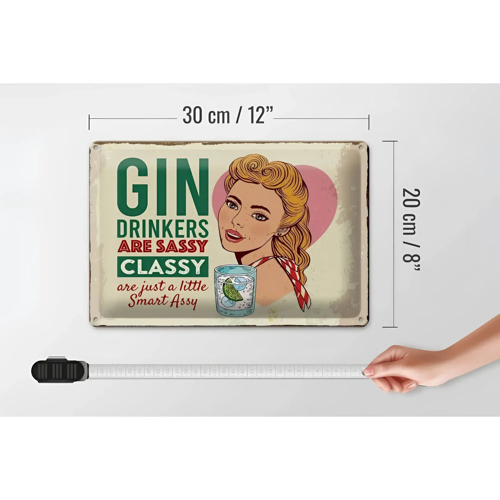 Vintage-blechschild gin drinkers are sassy classy mit grün-rotem text und blondem frauenmotiv 30x20cm