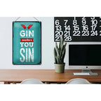 Petrolfarben blechschild mit distressed weißer schrift und roten akzenten gin makes you sin über stilisierten flügeln 20x30cm