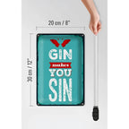 Tealfarbiges rechteckiges blechschild mit spruch gin makes you sin in weiß und rotem vogelmotiv mit used-look