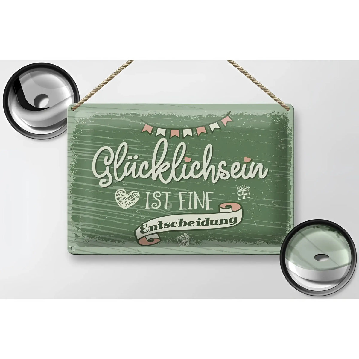 Ein rustikales grünes blechschild mit weißem cursivtext und rosa dekoration zum spruch glücklichsein ist entscheidung