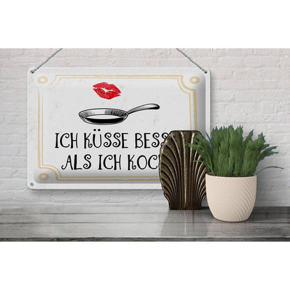 Blechschild Spruch Ich küsse besser als ich koche 30x20cm - HalloGeschenk.de