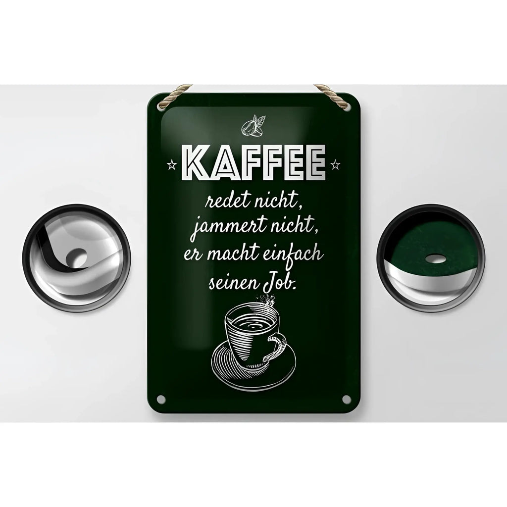 Dunkelgrünes rechteckiges blechschild aus metall mit weiß eingraviertem spruch kaffee jammert nicht und kaffeetasse