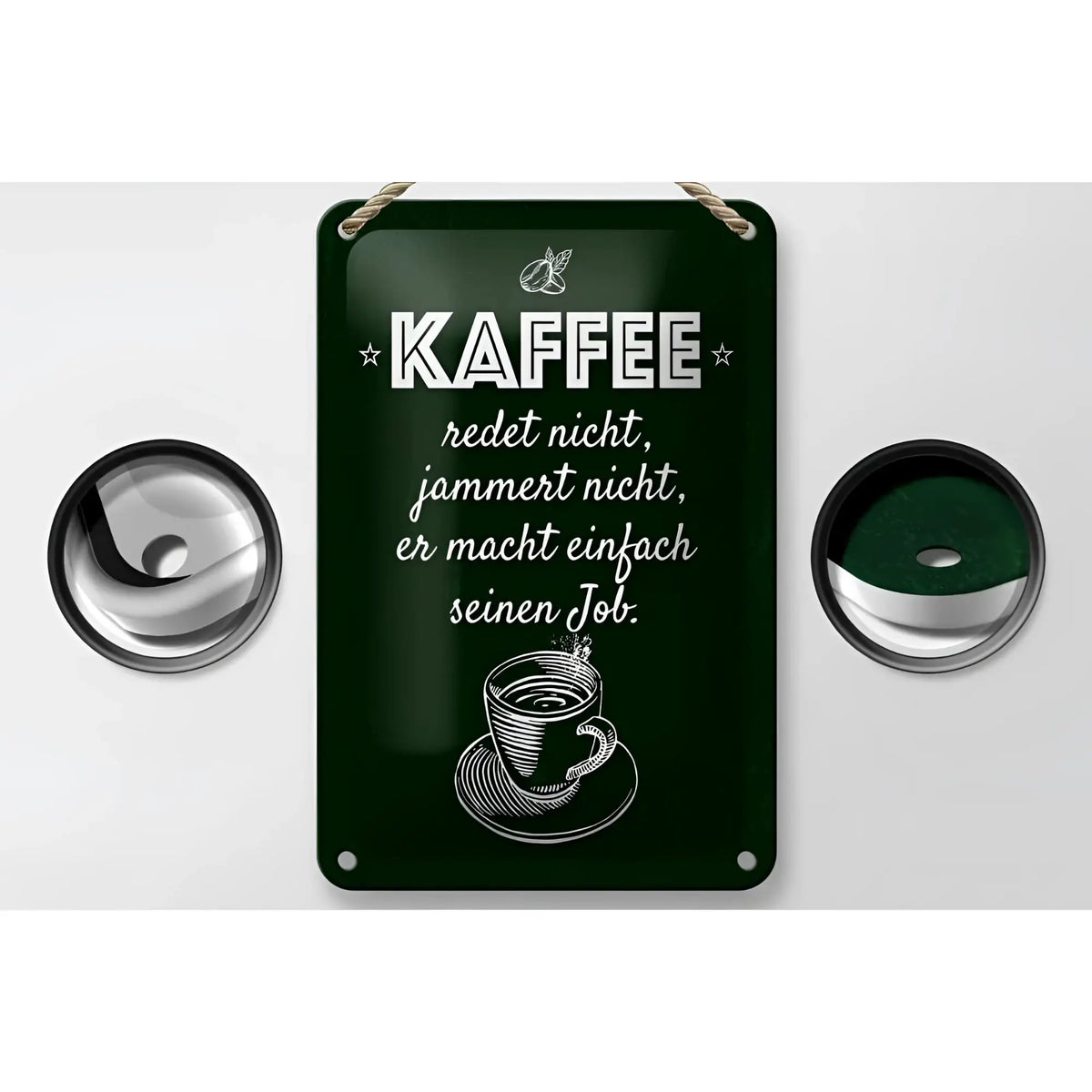 Dunkelgrünes rechteckiges blechschild aus metall mit weiß eingraviertem spruch kaffee jammert nicht und kaffeetasse