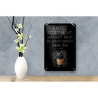 Schwarzes rechteckiges blechschild mit weißem Text und kaffeetassensymbol hängt an einem seil 12x18cm