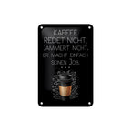 Schwarzes blechschild mit weißem text und kaffeetasse skizze umgeben von bohnen 12x18cm spruch kaffee redet nicht macht seinen job