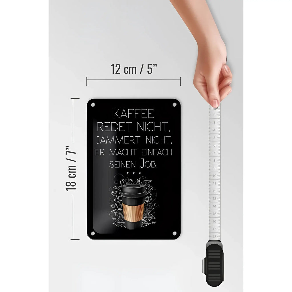 Schwarzes rechteckiges blechschild mit weißem kaffeetassenmotiv und spruch kaffee redet nicht macht seinen job 12x18cm