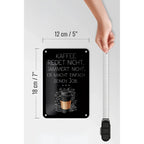 Schwarzes rechteckiges blechschild mit weißem kaffeetassenmotiv und spruch kaffee redet nicht macht seinen job 12x18cm