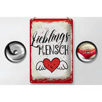 Rotes blechschild 20x30cm mit weißem distressed hintergrund schwarze schrift lieblingsmensch und rotem herz mit flügeln