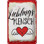 Rotes blechschild 20x30cm mit spruch lieblingsmensch in schwarzer schrift und herz mit flügeln auf metallrahmen