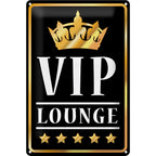 Schwarzes rechteckiges blechschild mit goldrand goldkrone und weißem vip lounge schriftzug und fünf goldenen sternen