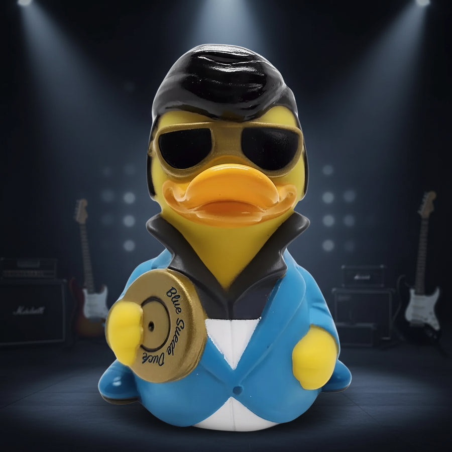 Ein gelber Quietscheente als stylisher elvis mit schwarzen sonnenbrillen und blauem anzug von celebriducks