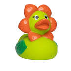 grüne badeente mit orangefarbener blume am kopf und kleinem grünen blatt seitlich aus gummi