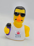 Gelbe gummiente mit schwarzer sonnenbrille oranger schnabel schnurrbart weißem tanktop bohemian quacksody und roter krone