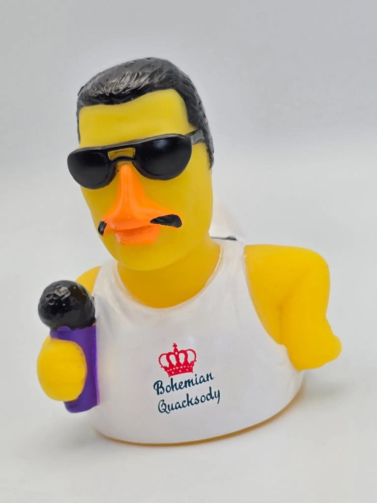 Gelbe gummiente mit schwarzer sonnenbrille und schnurrbart im weißen tanktop mit bohemian quacksody von celebri ducks