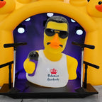gelbe gummiente mit sonnenbrille und schnurrbart im weißen tanktop mit bohemian quacksody print