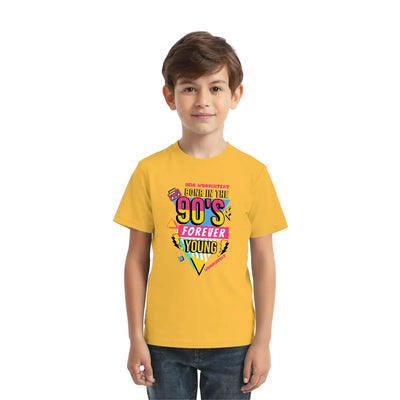 Gelbes kurzarmshirt mit buntem 90er jahre grafikdesign und retro geometrischen formen aus der born in 90s kollektion