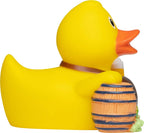Gelbe badeente mit orangefarbenem schnabel und braunem kragen hält kleines holzfässchen perfekt fürs oktoberfest