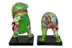 Zwei bunte bulldogge buchstützen im street art stil aus kunstharz mit grün und abstrakten mustern von gilde