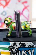 Bunte buchstützen bulldogge street art aus kunstharz mit grün gelbem mosaikmuster und braunem lederhalsband