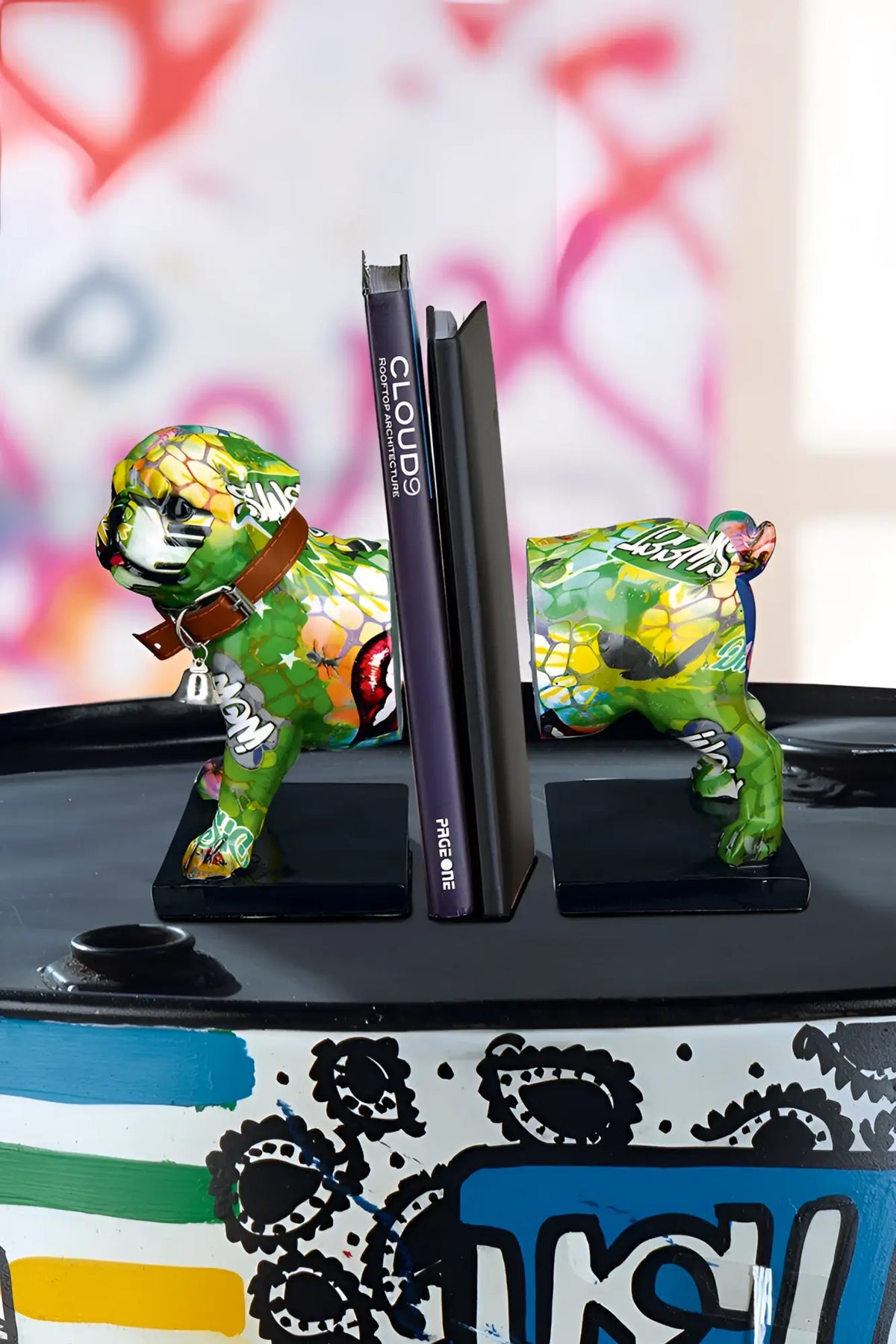 Bunte buchstützen bulldogge street art aus kunstharz mit grün gelbem mosaikmuster und braunem lederhalsband