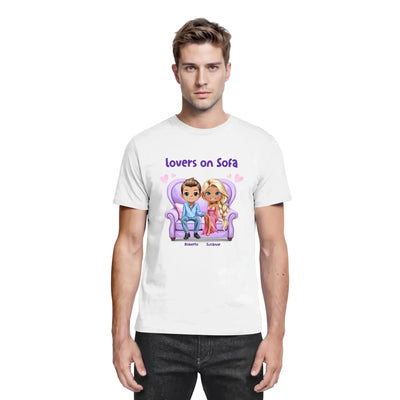 Weißes baumwoll t-shirt mit cartoon von zwei liebenden auf lila sofa und wunschtext lovers on sofa personalisiert