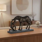Bronze farbene kunstharz skulptur casablanca von gilde mit knieender figur und pferd in 19 cm höhe
