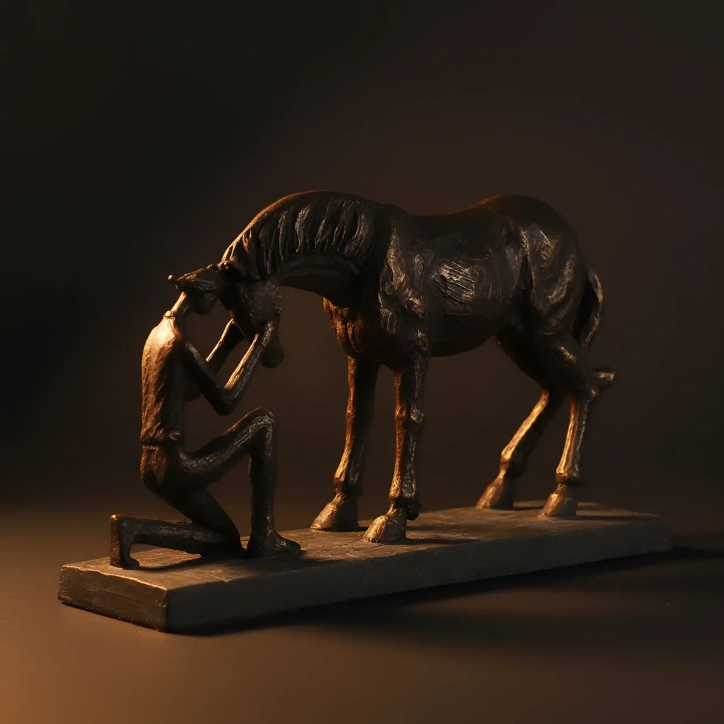 Bronzefigur casablanca von gilde skulptur zeigt knienden menschen der sanft mit pferd aus kunstharz interagiert