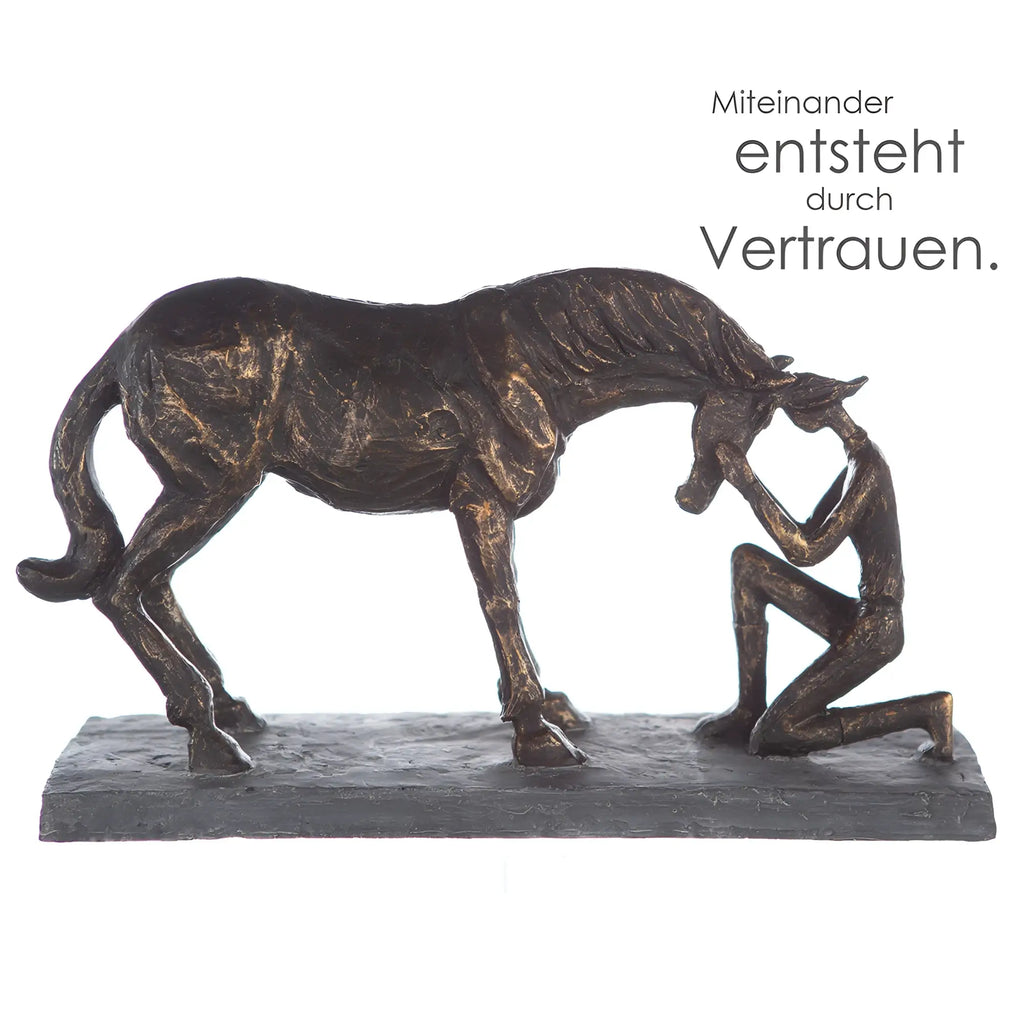 Bronze farbige kunstharz figur casablanca von gilde zeigt knieenden menschen und pferd in inniger umarmung auf texturierter basis