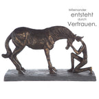 Bronze farbige kunstharz figur casablanca von gilde zeigt knieenden menschen und pferd in inniger umarmung auf texturierter basis