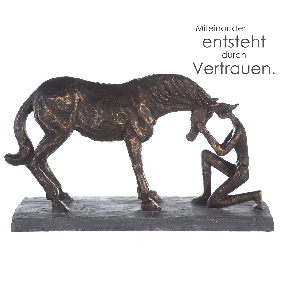 Bronze farbige kunstharz figur casablanca von gilde zeigt knieenden menschen und pferd in inniger umarmung auf texturierter basis