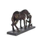 Bronze farbene kunstharz skulptur von gilde zeigt knienden menschen der einen pferdehals umarmt auf dunklem sockel