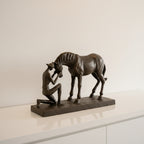 Bronzefarbene Casablanca Gilde Skulptur aus Kunstharz mit knieender menschlicher Figur und pferd 19 cm hoch