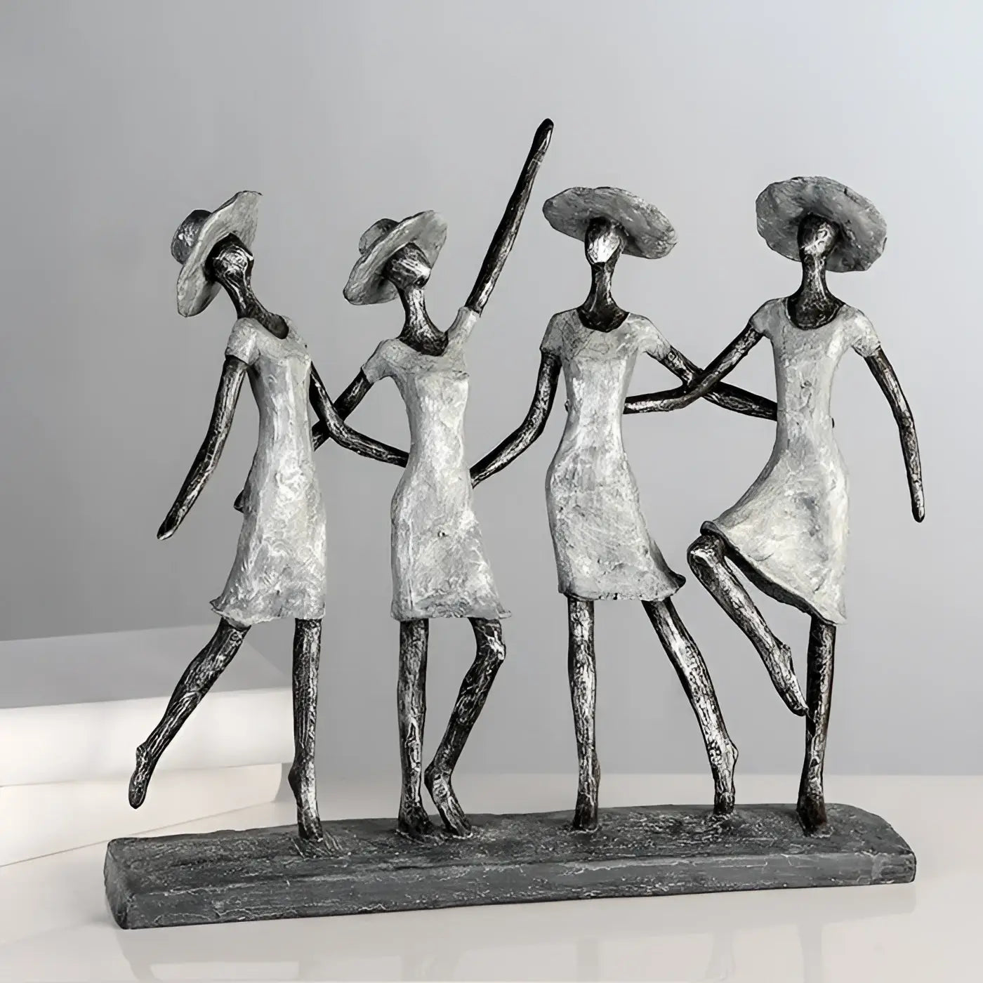 Silberfarbene abstrakte kunstharz skulptur casablanca skulptur 4 ladies mit vier stilisierten frauen auf dunklem sockel