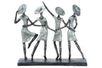 Silberfarbene skulptur mit vier stilisierten frauen in fließenden kleidern und hüten auf dunklem sockel aus kunstharz