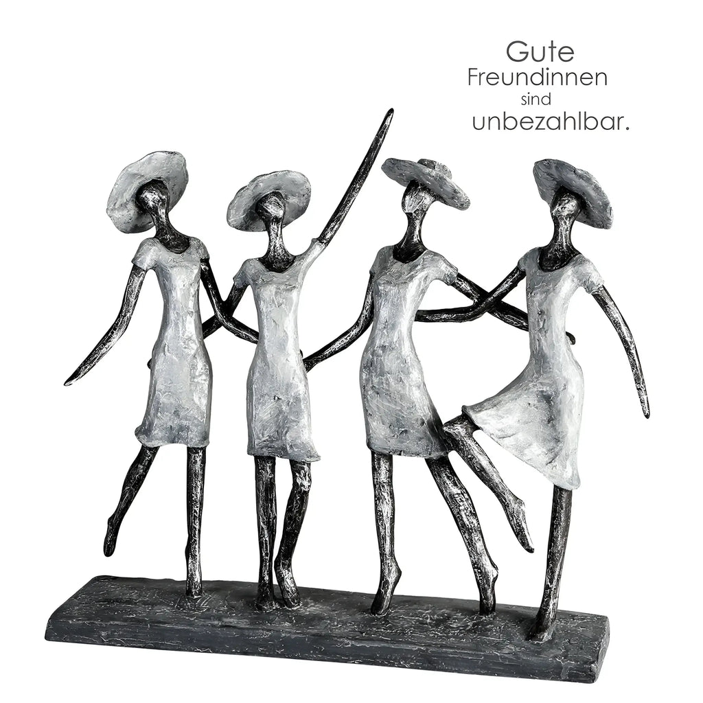 Silberfarbene kunstharz skulptur von vier stylisierten frauen mit hüten die sich an den händen halten auf dunklem sockel