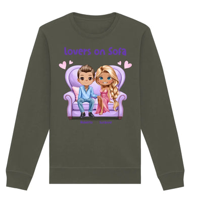 Olivegrüner langarm sweatshirt mit cartoon von zwei liebenden auf lila sofa und text lovers on sofa oben